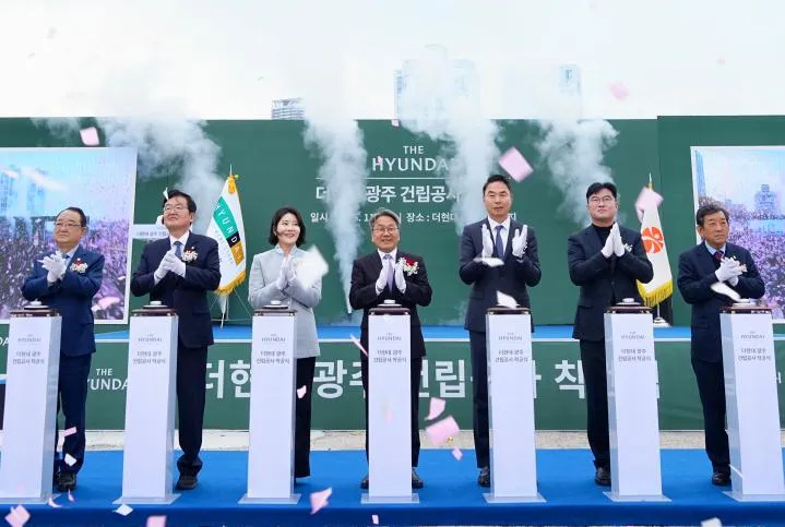 ′이게 되네′ 강기정 광주시장, 군공항 이전·반도체 양손 잡고 8기 마감