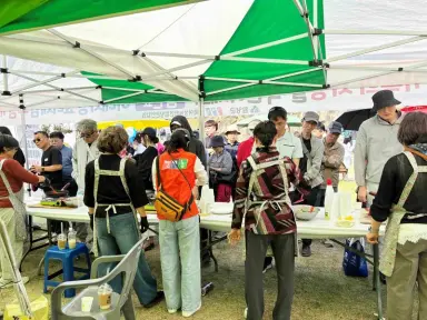 한국여성농업인 함양군연합회, 산삼축제에서 부침개 나눔 봉사