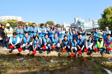 (10.13.) 유성구, 하천 생태계 보전 토종물고기 치어 방류