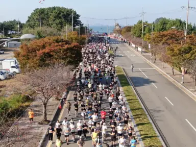 ‘속도는 달라도 방향은 하나’ 태안 꽃지해변 물들인 4,400인의 아름다운 동행