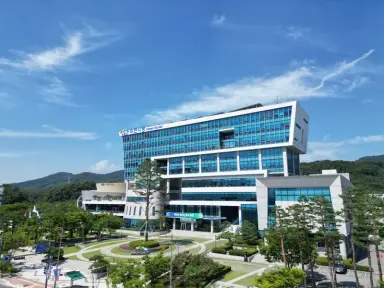 민선9기 공약사항 이행사회복지현장의 형평성 확보와 동시에 종사자 지원 강화 추진이천시(시장 성수석)가 돌봄 최일선에서 헌신하는 장기요양요원들의 처우 개선에 나선다