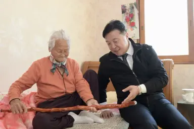 예산군, 100세 어르신에 장수지팡이 전달… 건강과 장수 기원