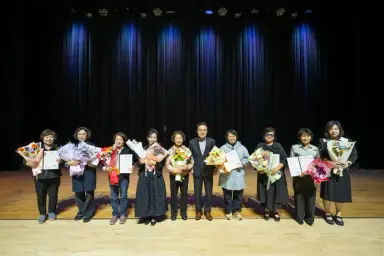남원시는 10월 27일 오후 4시 춘향문화예술회관에서 남원시 재가 장기 요양 기관 종사자 900여 명이 참석한 가운데 ‘제4회 남원시 재가 장기 요양 기관 종사자의 날 기념 행사’를 개최했다고 밝혔다