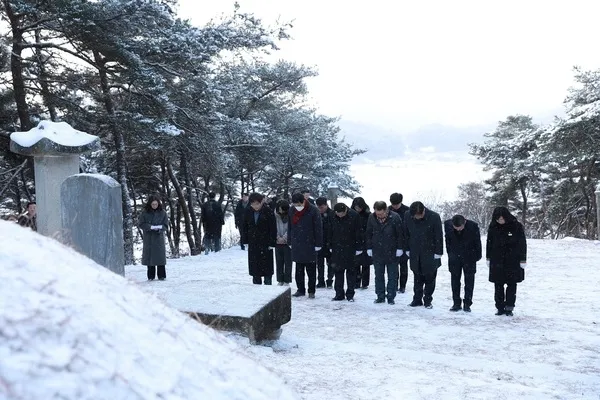 장성군의회(의장 심민섭)는 2026년 병오년 새해를 맞아 2일 오전, 본회의장에서 시무식을 갖고 힘찬 새해 첫발을 내디뎠다