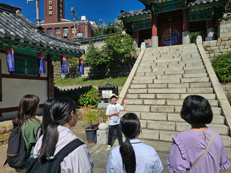 부산 학생들이 동구 역사문화 현장에서 지역 역사와 문화를 소개하는 ‘학생 역사문화 해설사’로 나섰다
