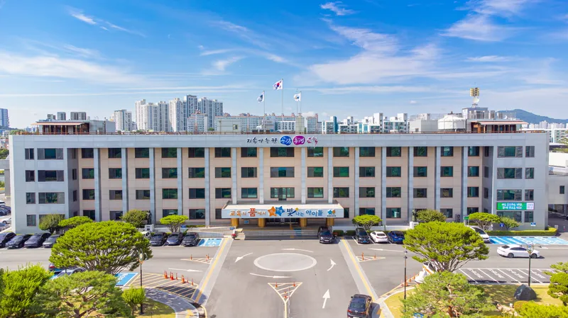 충북예술고등학교(교장 강석범)는 16일(수), 점심시간 식생활관 앞에서 전교생과 교직원이 함께하는
