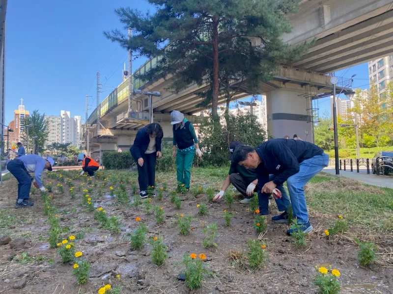 구리시, 인창동 철도부지 체육공원 화단 정비로 쾌적한 체육 환경 조성