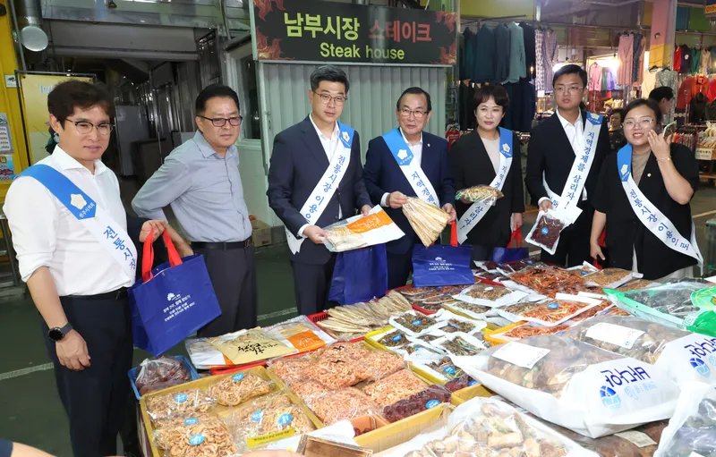 추석 맞아 전주 남부시장 찾은 전주시의회… “지역 경제 살리기 앞장”