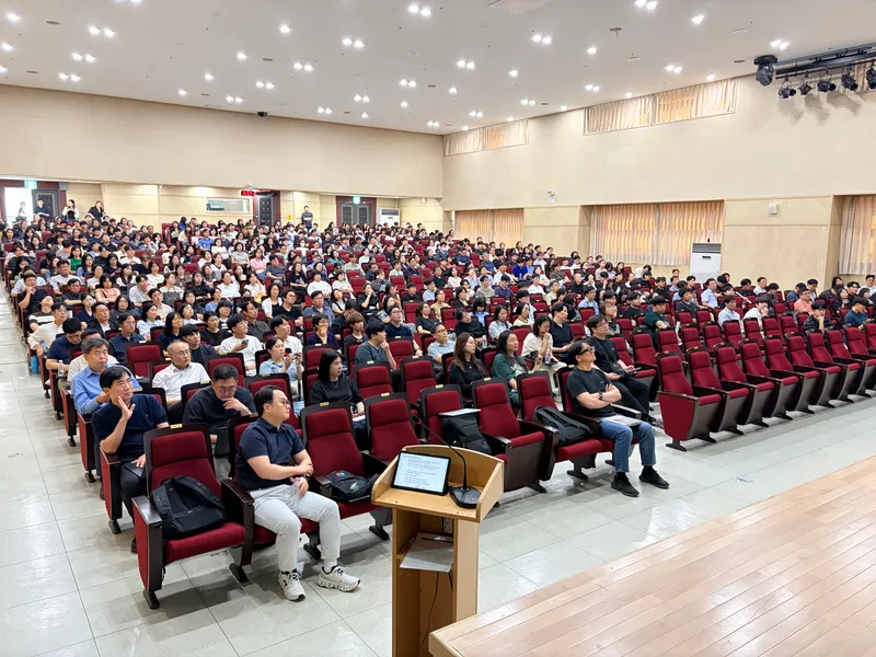 부산광역시교육청(교육감 김석준)의 클라우드 및 AI 서비스 통합 로그인 시스템 ‘펜즈(PENZ)’가 개통 열흘 만에 누적 접속 20만 건, 가입자 1만명을 돌파하며 학교 현장에 빠르게 확산되고 있다