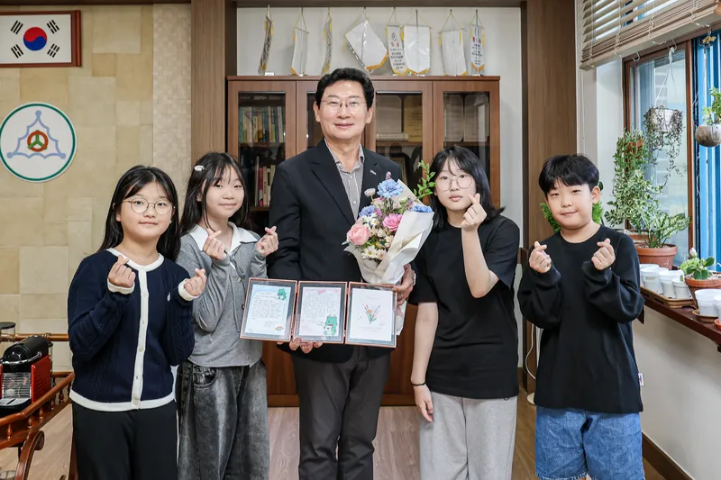 이상일 용인특례시장, 새 단장 마친 서원초 미래형 과학실 찾아 학생들과 소통