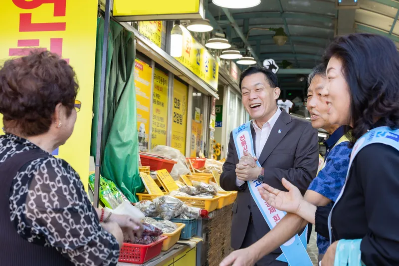 이재준 수원특례시장, 추석 앞두고 전통시장 장보기