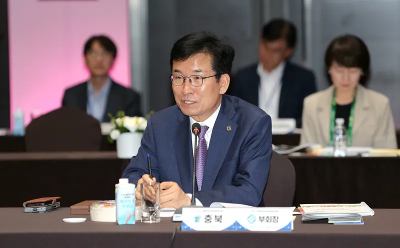 윤건영 충청북도교육감이 특수교육대상학생의 교육받을 권리를 보장하기 위해 학생이 4명 미만인 특수학급에도 특수교사 1명을 별도로 배치할 수 있도록 관련 시행령 개정을 공식 제안했다