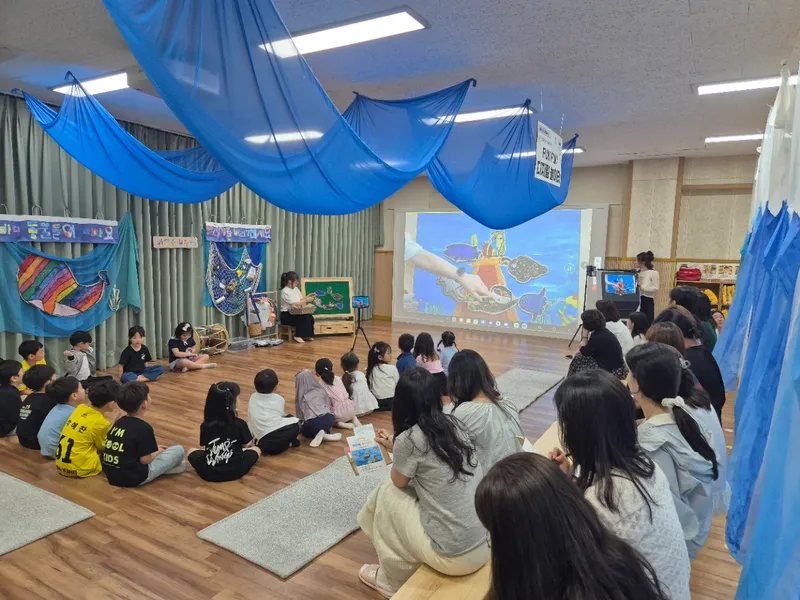 부산광역시교육청(교육감 김석준)은 지난 18일 금정구 장전동 금정유치원에서 유치원 교원 20여 명이 참석한 가운데 ‘2026학년도 수업나눔 릴레이’의 첫 수업을 시작했다고 밝혔다