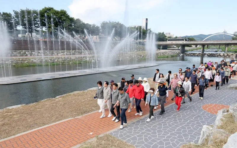 가을바람 가르며 하나 된 괴산군… '레이크사랑 걷기대회' 성료