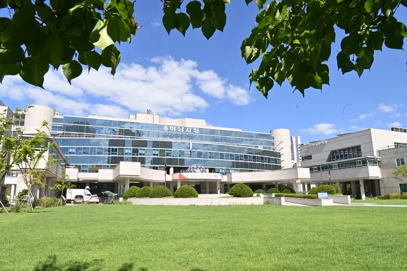 하남시(시장 이현재)는 추석 연휴를 맞아 시민 안전 확보와 민생 안정, 생활 불편 해소를 골자로 한 '2026년 추석 명절 연휴 종합대책'을 마련해 가동한다고 밝혔다