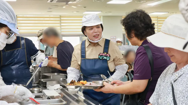 과천시, 추석 앞두고 노인복지관 경로식당에서 배식 봉사 나서