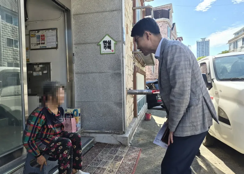 용인특례시 기흥구청장, 추석 앞두고 홀로 어르신 가정 방문