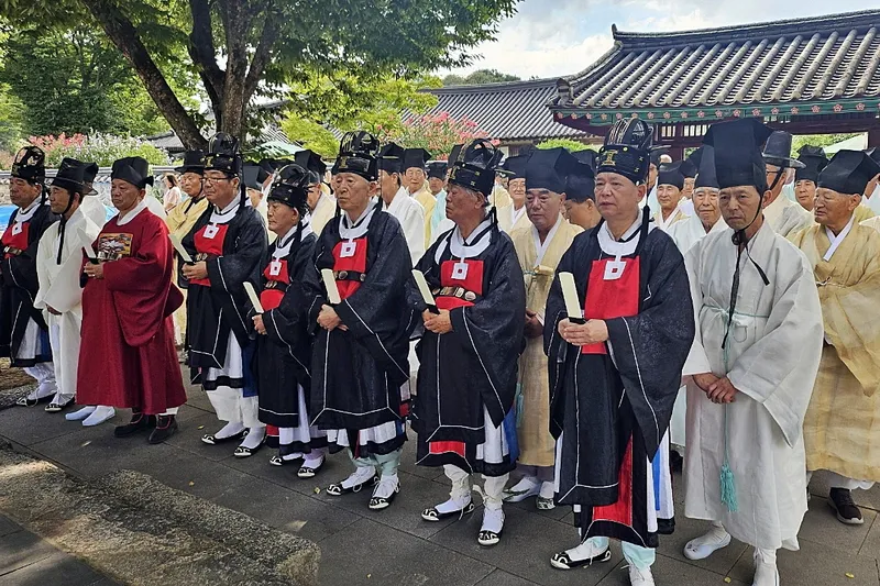 경주향교 추계 석전대제 봉행…주자 후손 29명 참석