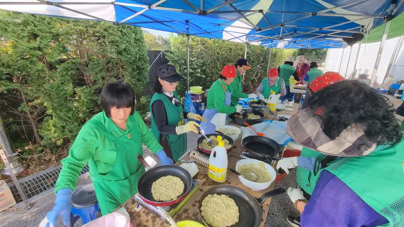 새마을설성면남녀지도자협의회, 추석맞이 전 부치기 행사 개최