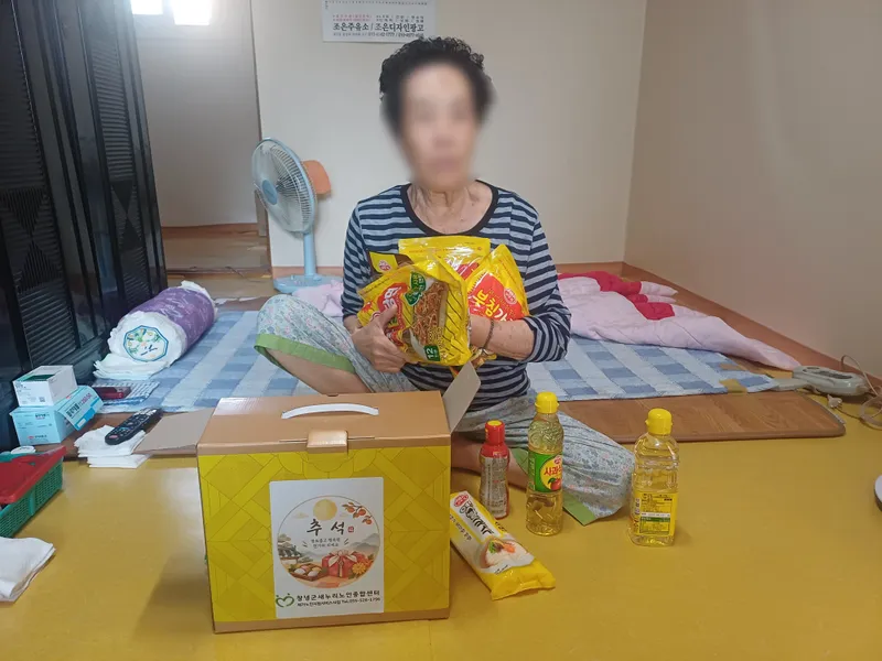 창녕군새누리노인종합센터, 재가노인지원서비스 이용 어르신에게 추석 선물 전달