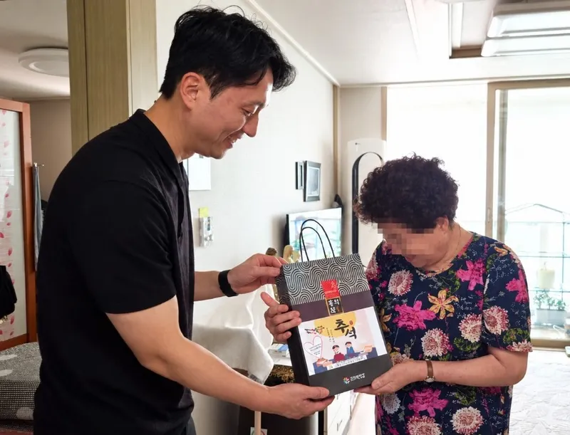 시흥재가노인통합지원센터, 신한은행과 한가위 안부 나눔…취약계층 어르신에 추석 선물 전달