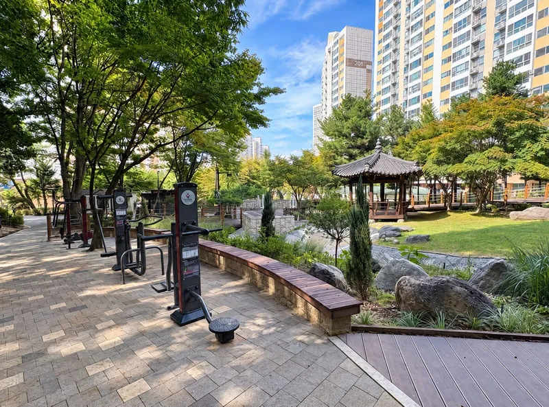 용인특례시, 기흥구 신릉근린공원 산책로 새 단장