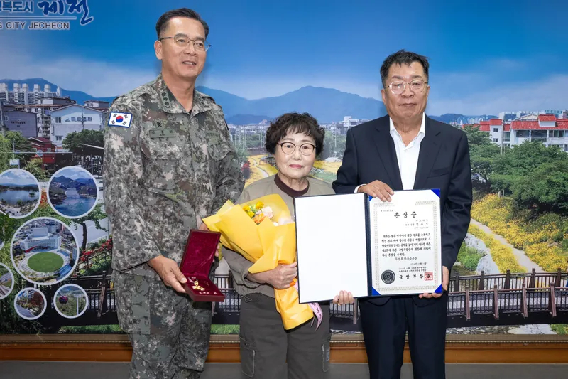 제천시, 6·25전쟁 참전용사 고(故) 정봉진 유족에 화랑무공훈장 전수