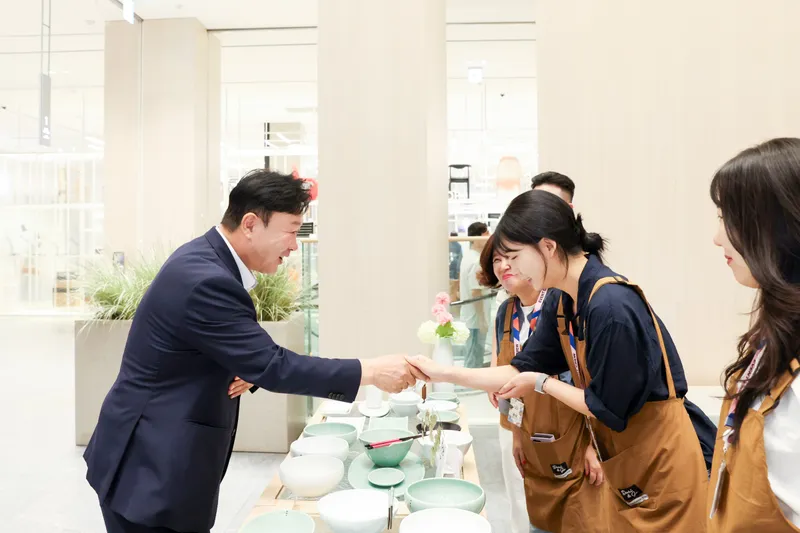 성수석 이천시장, 롯데백화점 동탄점 이천도자기 팝업 현장 방문