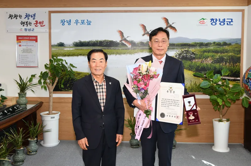 창녕군, 6·25 참전영웅 유족에 화랑무공훈장 전수