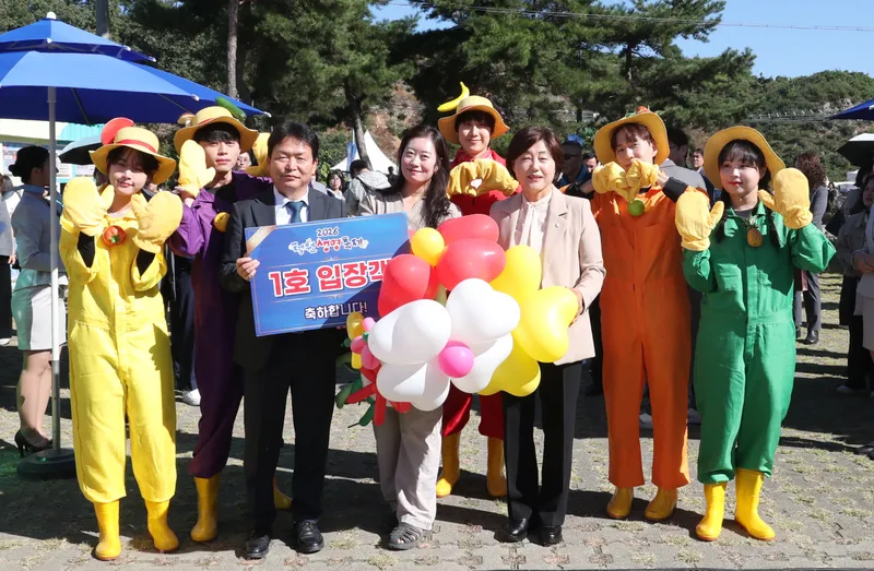 청주시 청원생명축제, 제1호 입장객 맞으며 열흘 여정 시작