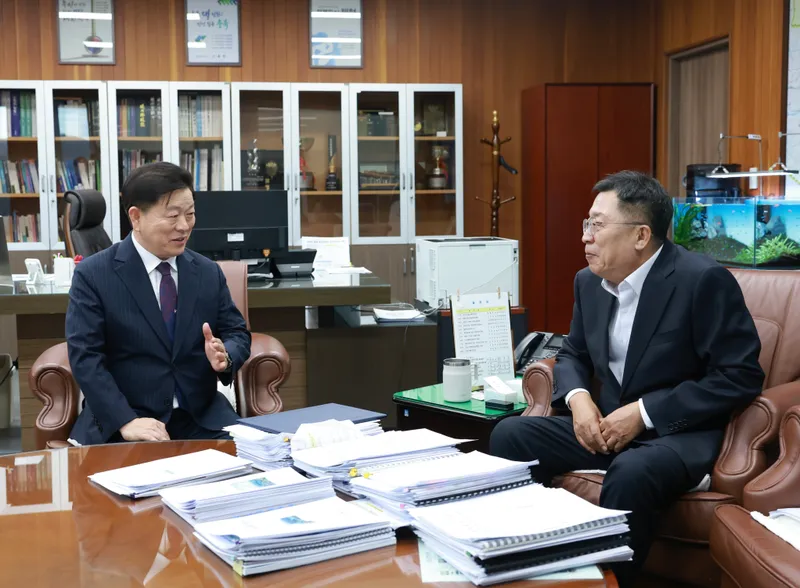 광명시-제천시, 18년 우정 이어 상생협력 넓힌다 박승원 광명시장, 상호결연도시 충북 제천 찾아 교류·협력 방안 논의