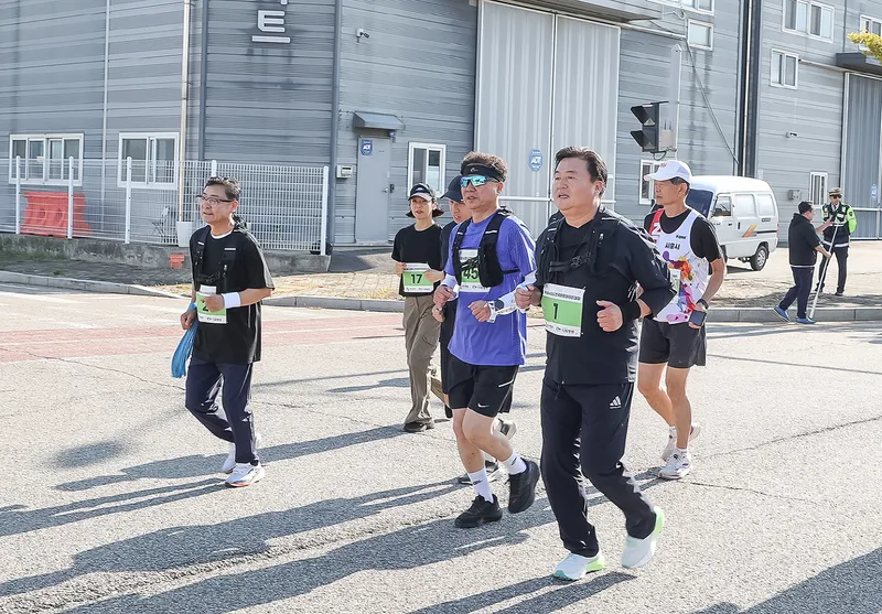 “장애인과 비장애인이 공감과 배려의 길을 함께 달리다” 시흥시, 제12회 시흥시전국하프마라톤대회서 ‘가이드 러닝’ 추진