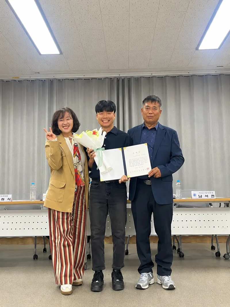 설성면 이장단, 주요 사항 공유 및 직원 감사장 전달