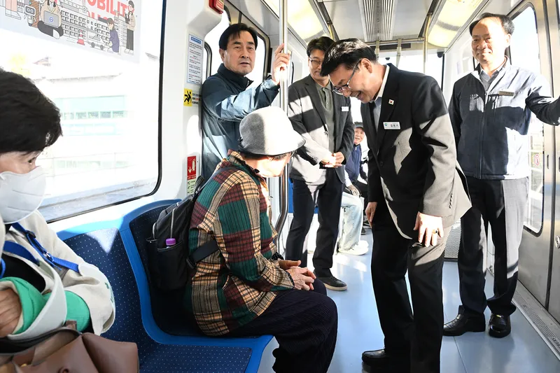 김원기 시장, 시민과 함께 경전철 출근길 동행