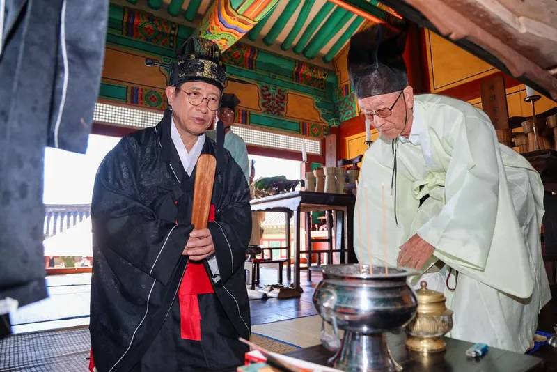 김해향교 문묘 추계석전 봉행 정영두 김해시장, 초헌관 참여