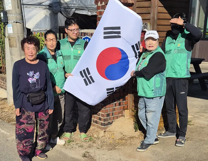 예산군 오가면 새마을지도자협의회, 개천절·한글날 맞아 태극기 달기