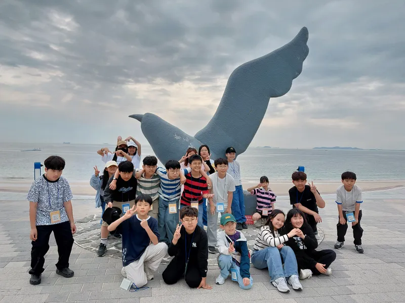 속리산 숲에서 눈을 감고 새소리에 귀 기울이고, 태안의 갯벌에서 살아 있는 생명을 만나고, 청주동물원에서 야생동물의 삶을 들여다본다