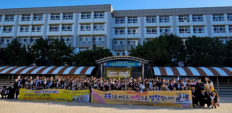 부산광역시해운대교육지원청(교육장 김순량)은 지난 8일 오전 동백중학교 앞에서 ‘스승존중, 제자사랑’교육활동보호 캠페인에 나섰다고 밝혔다
