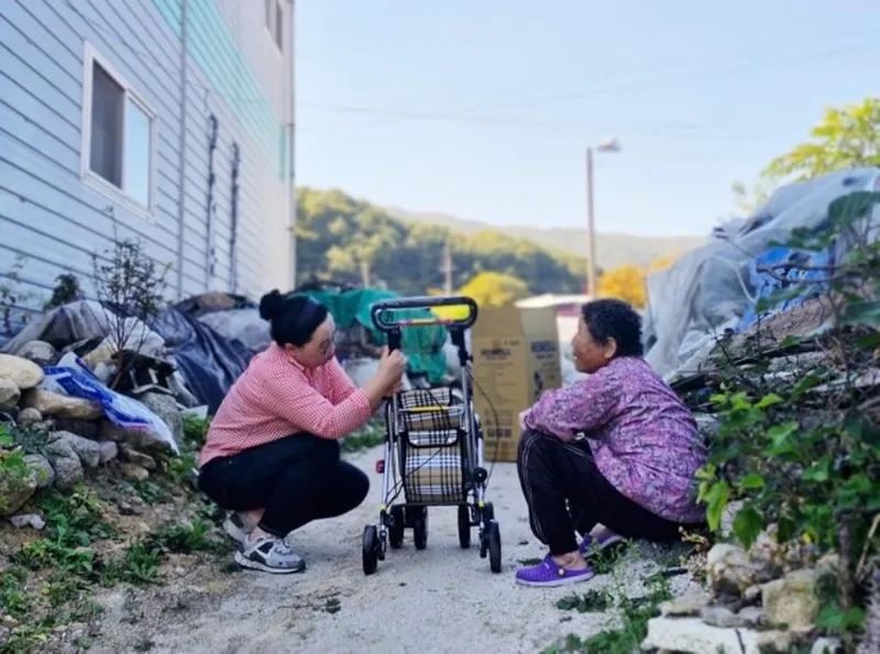함양군, 거동 불편 저소득 어르신에 노인보행보조기구(실버카) 66대 지원