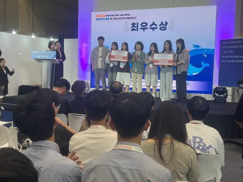 부산광역시교육청학력개발원(원장 온윤주)은 국립부경대학교, 해양환경공단과 공동 주관한 ‘2026년 제1회 동남권 중학생 해양환경 토론 및 창업아이디어 올림피아드’ 결선을 지난 7일 벡스코에서 개최했다