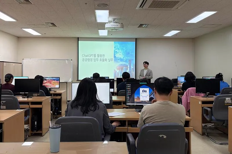보도/해명-옹진군, 공직자 대상 생성형 AI 실무교육 실시 -ChatGPT 실습 중심의 교육으로 공직자 AI 활용 능력 향상