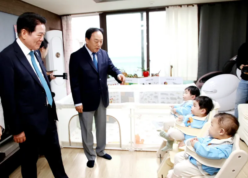 안양시, 석수2동 세쌍둥이 출생 가정 축하 방문…“지역사회와 함께”