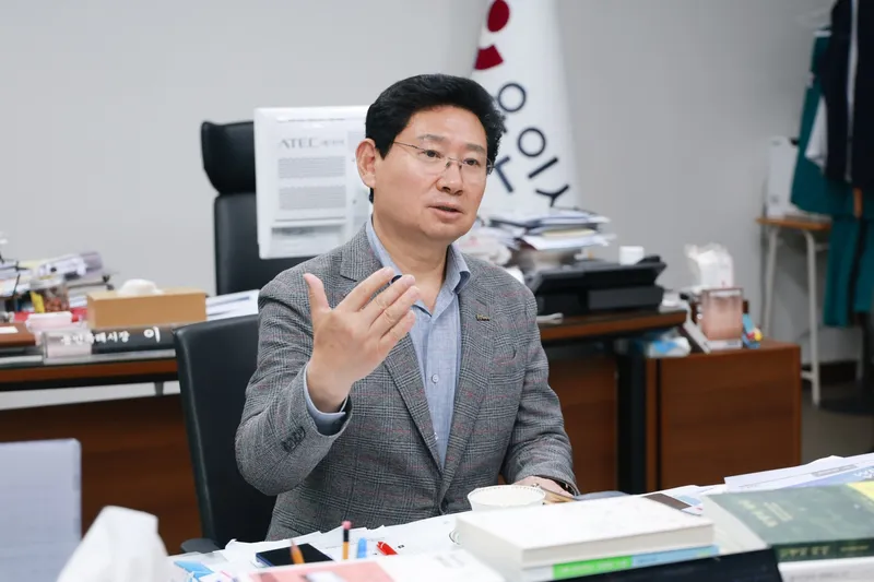 이상일 용인특례시장, 이억원 금융위원장에 반도체 산단 건설근로자 숙소 적기 공급 위한 프로젝트파이낸싱(PF) 규제 완화 건의