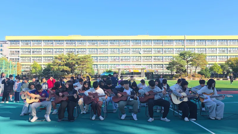 가능초, 통기타 선율로 여는 특별한 등굣길 6학년 학생들이 직접 준비한‘RAS 등굣길 음악회’로 함께 즐기는 학교문화