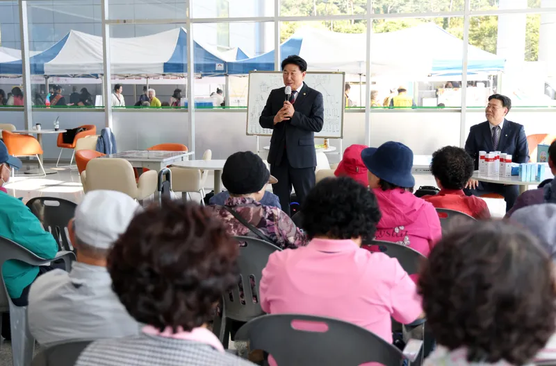 성남시의회, 2026년 제30회 노인의날 기념행사 참석 “관내 어르신 등 800여 명 참석…감사와 존경의 뜻 전해”