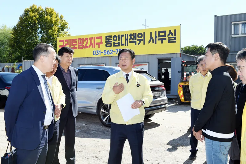 신동화 구리시장, '시민 공감 로드체킹' 현장 점검… 시민운동장 조성 현장과 토평2지구 농지 현황 살펴
