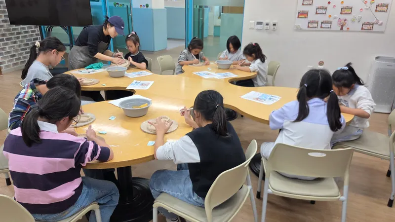 고성군다함께돌봄센터2호점 흙 위에 피어난 아이들의 꿈 ‘나만의 도자기 접시 만들기’ 진행 [교육청소년과]