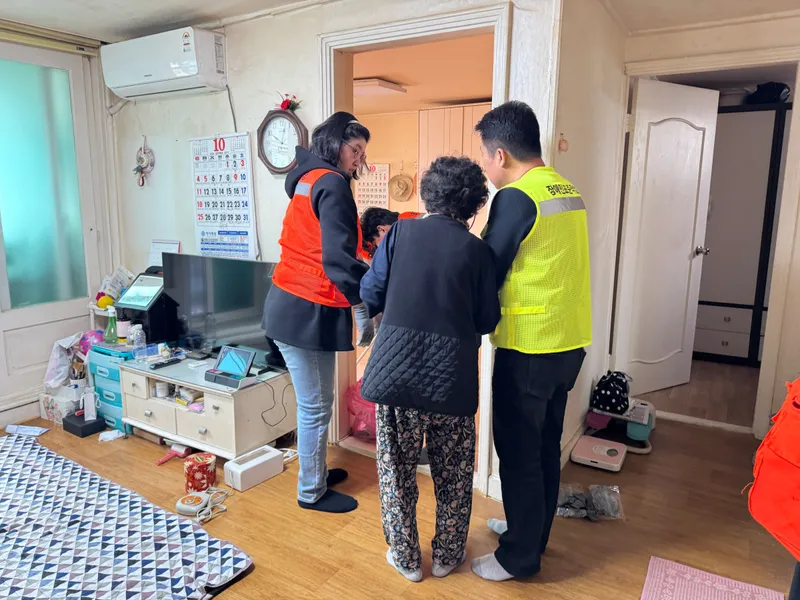 장애인 직원들이 홀로 남은 80대 어르신의 짐을 덜었다