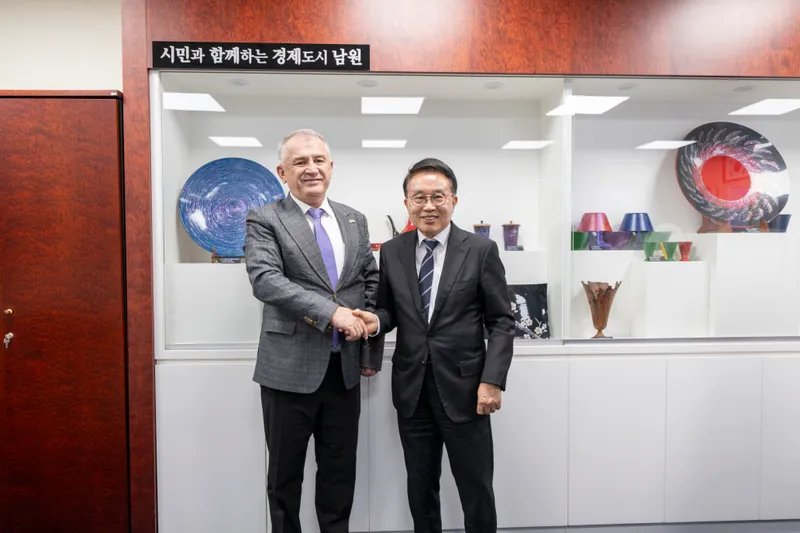 남원시는 16일부터 17일까지 주한 타지키스탄 대사 부부를 초청해 남원의 전통문화와 미식관광 자원을 소개하고, 지역에 거주하는 외국인 근로자들과 소통하는 문화 교류 시간을 보냈다
