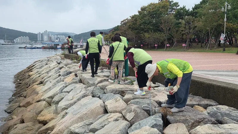창원시자원봉사단체협의회, 환경정화로 지역사회에 온기 더해